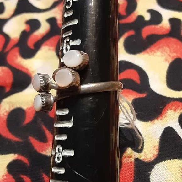 Signed PD Coonsis Vintage Zuni Mother of Pearl Ring - Picture 2 of 4
